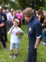 Samuel Shipway ja toinen juontaja Anneli Kesola