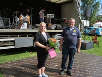 Lempäälän Pandojen 7-9 v. vetäjä Pia Mäkisen kukitti pres. Jorma Kunnas