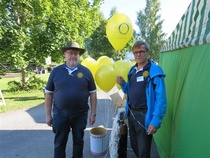 Rotaripresidentti Jorma Kunnas ja markkinapäällikkö Seppo Nieminen täyttämässä rotari-ilmapalloja