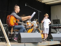 KidSing tähti Samuel Shipway ja säestäjänsä Oskari Toivonen