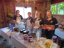 Markkinavohvelien paistajat Heini Mäenpää (vas.), Seija Helminen, Kaarina Ketonen ja Hannele Hemminki 