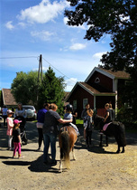 Museoraitilta ratsastusta